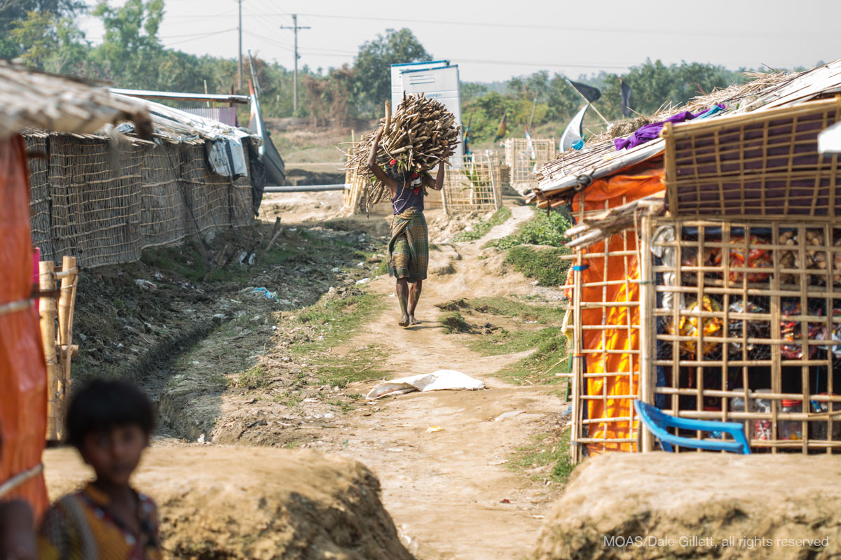 rohingya-refugee-man-carries-firewood-in-shamlapur-camp-cox-bazar-bangladesh-07371_copyright_MOAS_Dale-Gillett