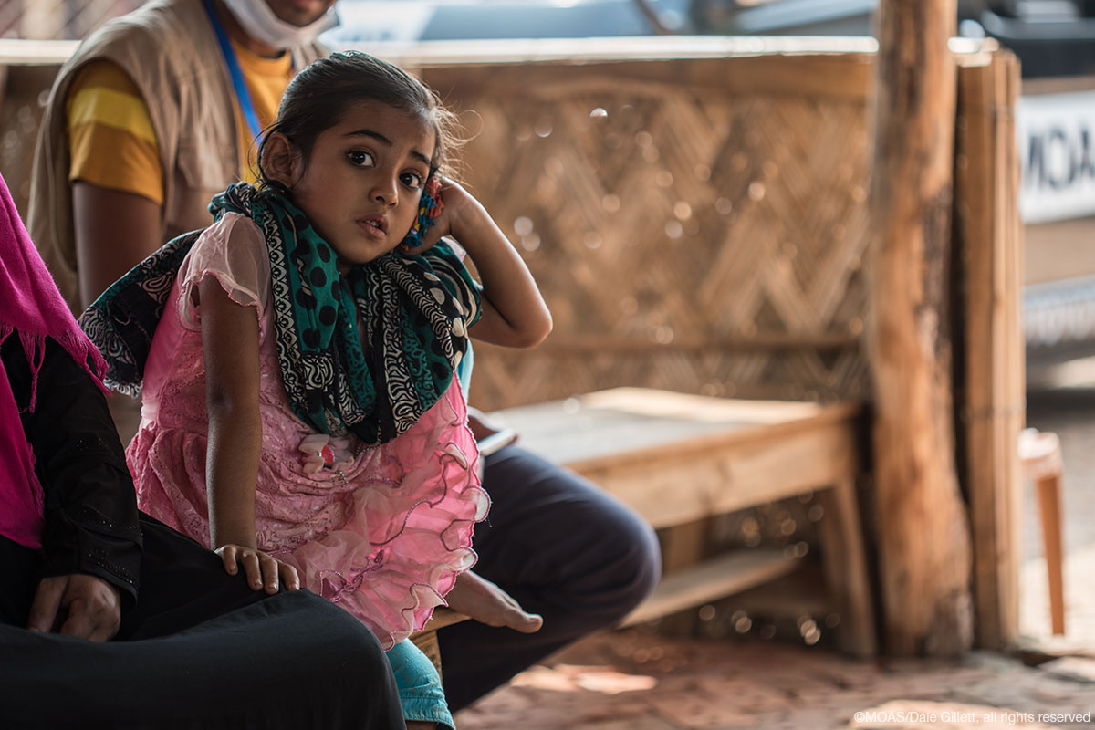 young-rohingya-refugee-girl-waits-for-treatment-at-moas-shamlapur-aid-station-Bangladesh-07670_copyright_MOAS_Dale-Gillett
