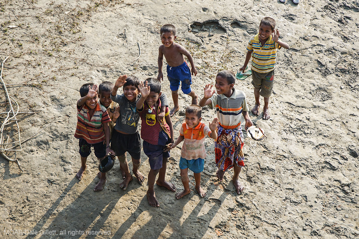 young-rohingya-refugee-children-wave-from-riverbank-near-shamlapur-refugee-camp-bangladesh-07586_copyright_MOAS_Dale-Gillett
